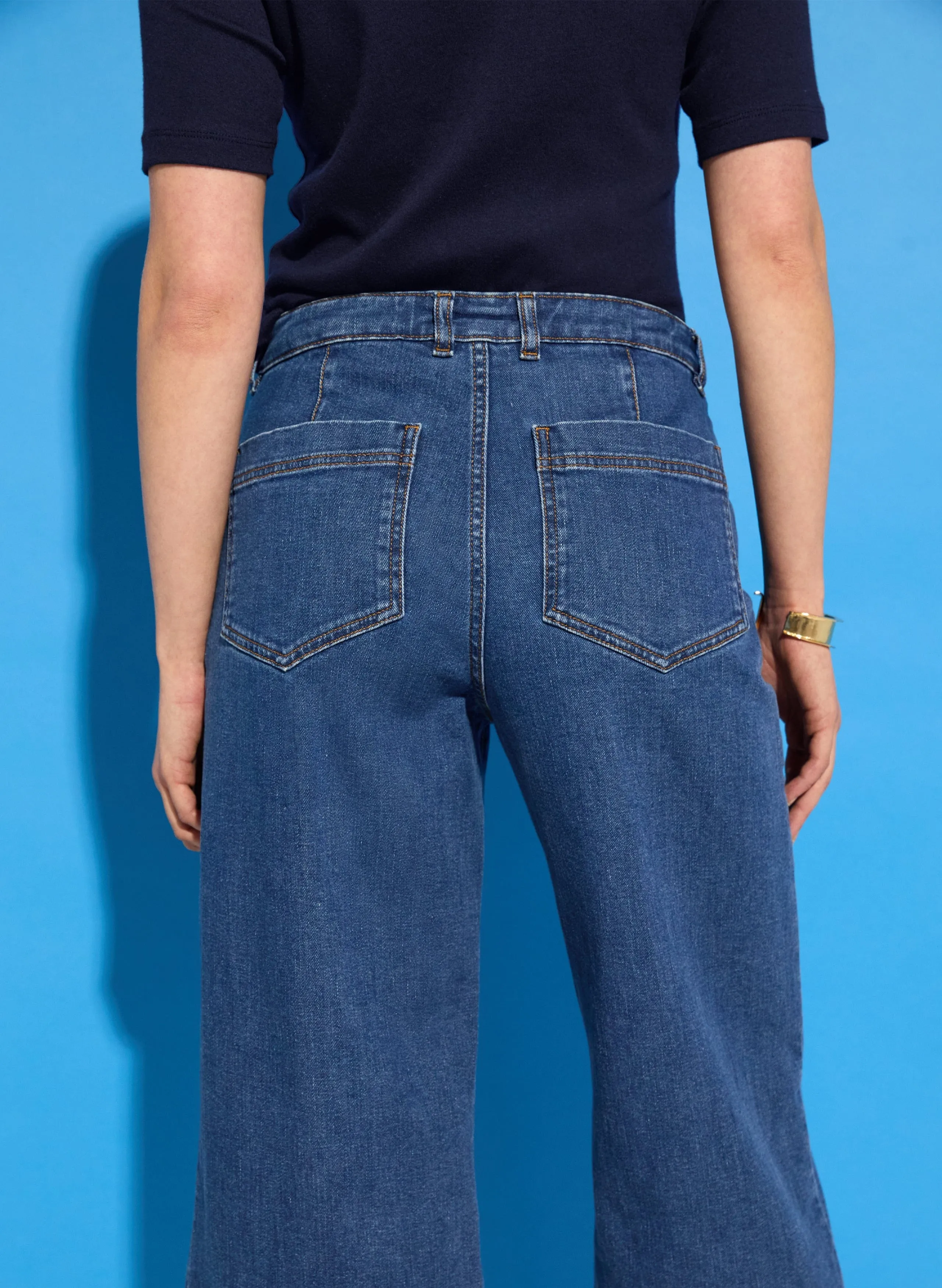 Jena Jean large coupe courte en coton bio extensible | Indigo délavé