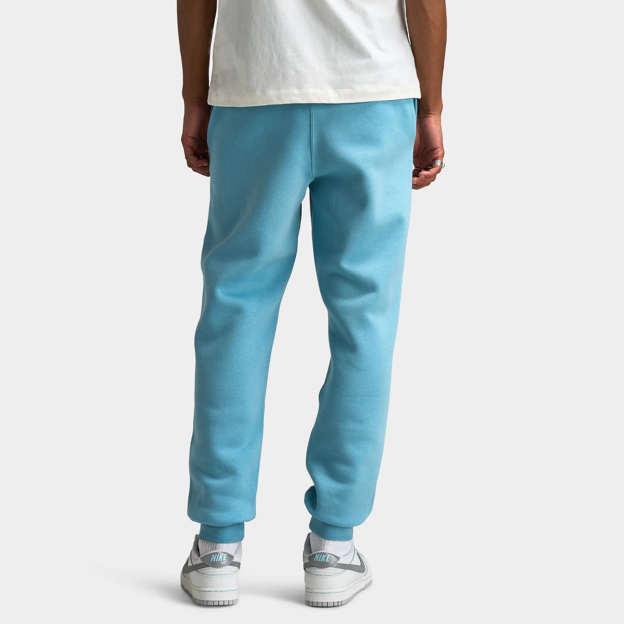Pantalon de jogging Nike Club Fleece en denim turquoise / blanc pour homme