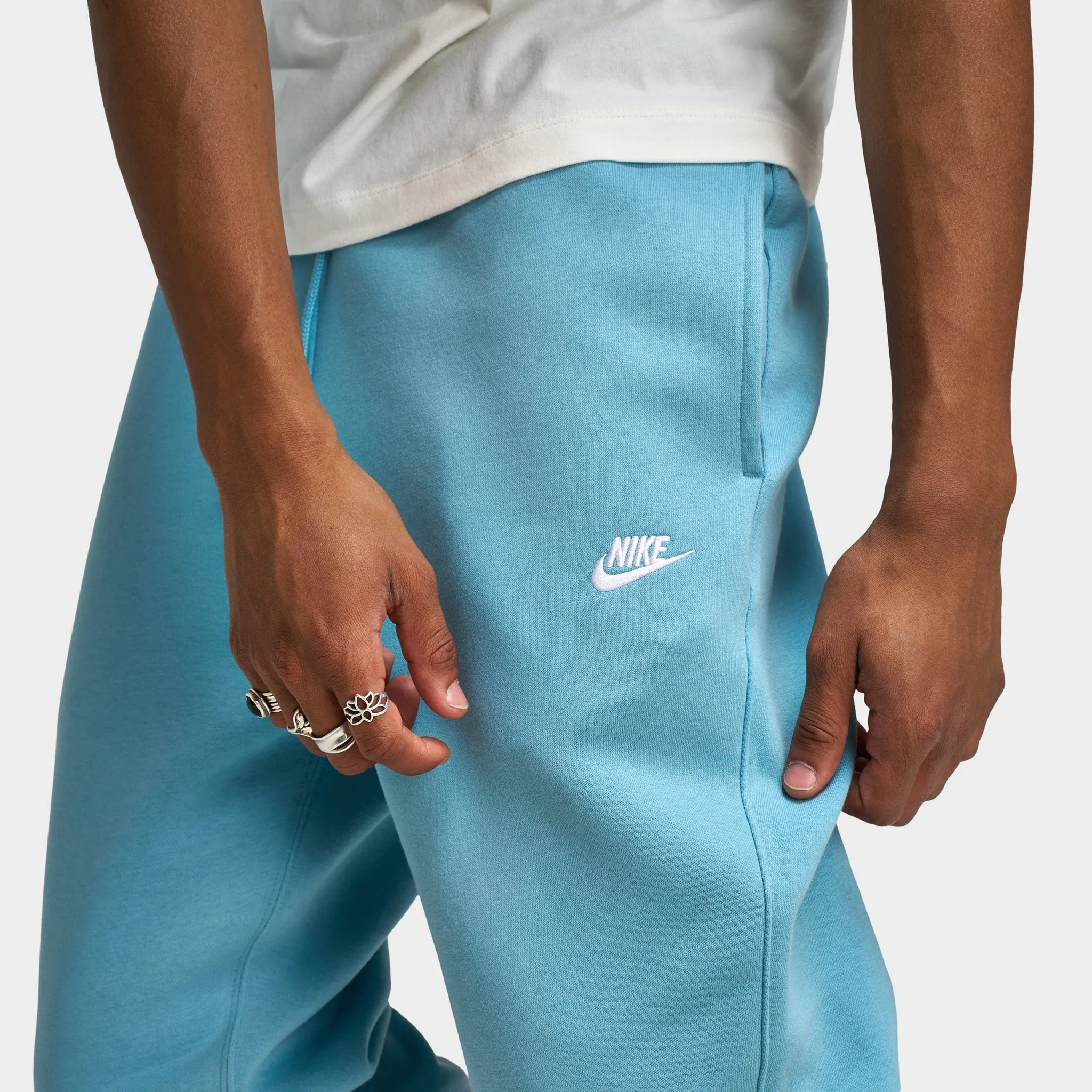 Pantalon de jogging Nike Club Fleece en denim turquoise / blanc pour homme