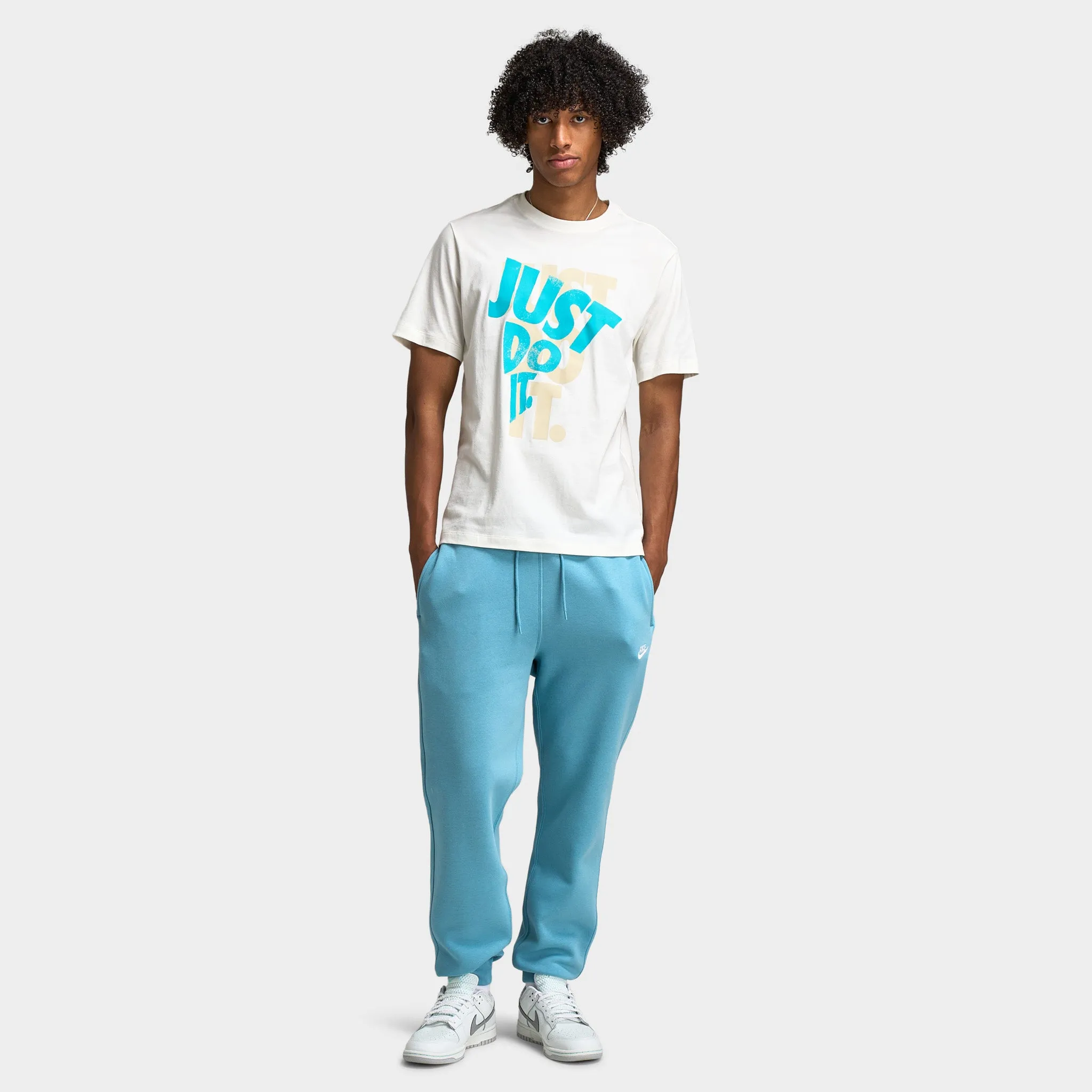 Pantalon de jogging Nike Club Fleece en denim turquoise / blanc pour homme