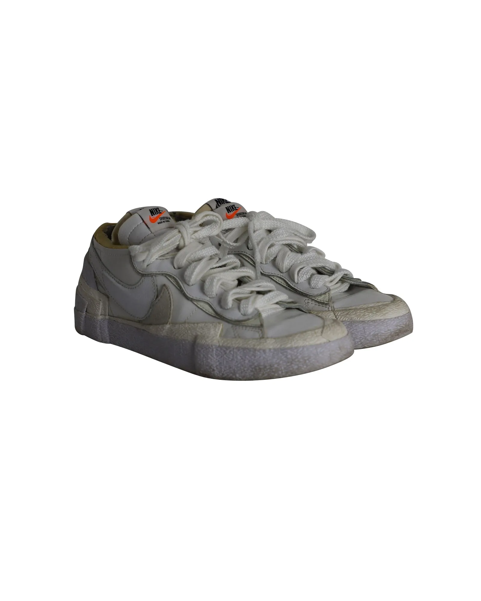 Nike x Sacai Blazer Low Sneakers en cuir verni blanc