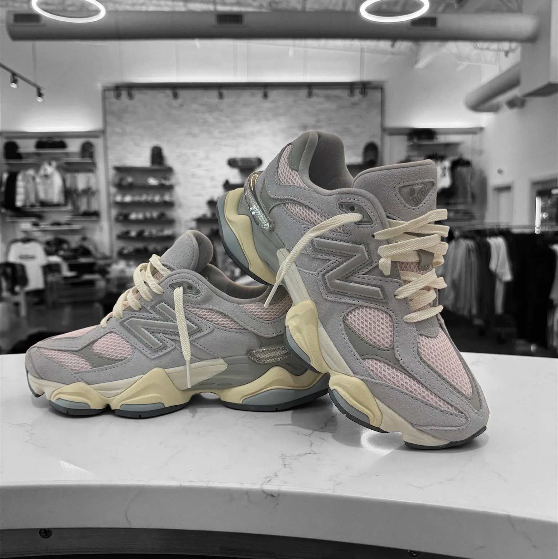 Chaussures New Balance New Balance Hommes 9060SFB Gris Rose