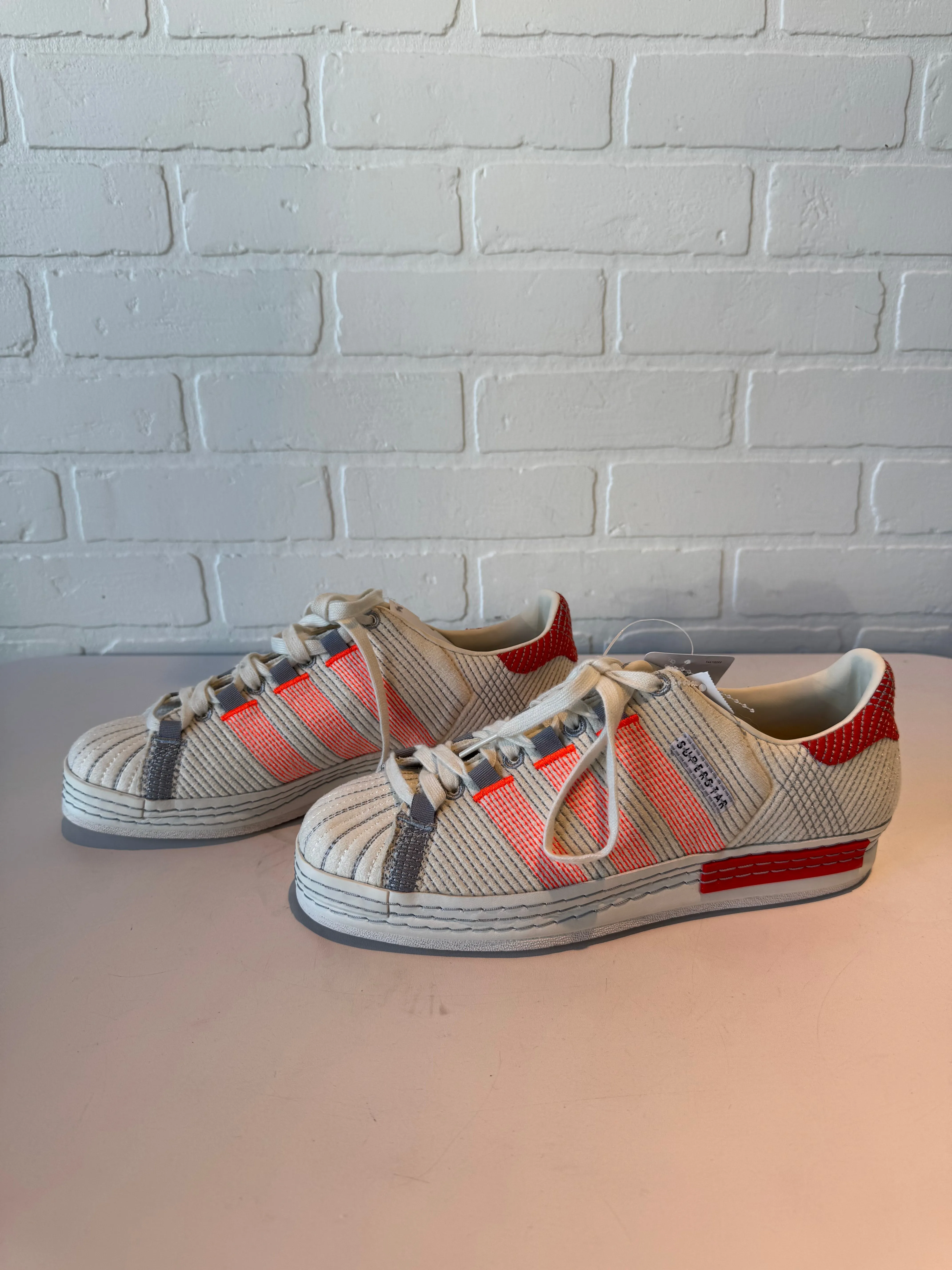 Chaussures Sneakers par Adidas en orange et blanc, Taille : 8