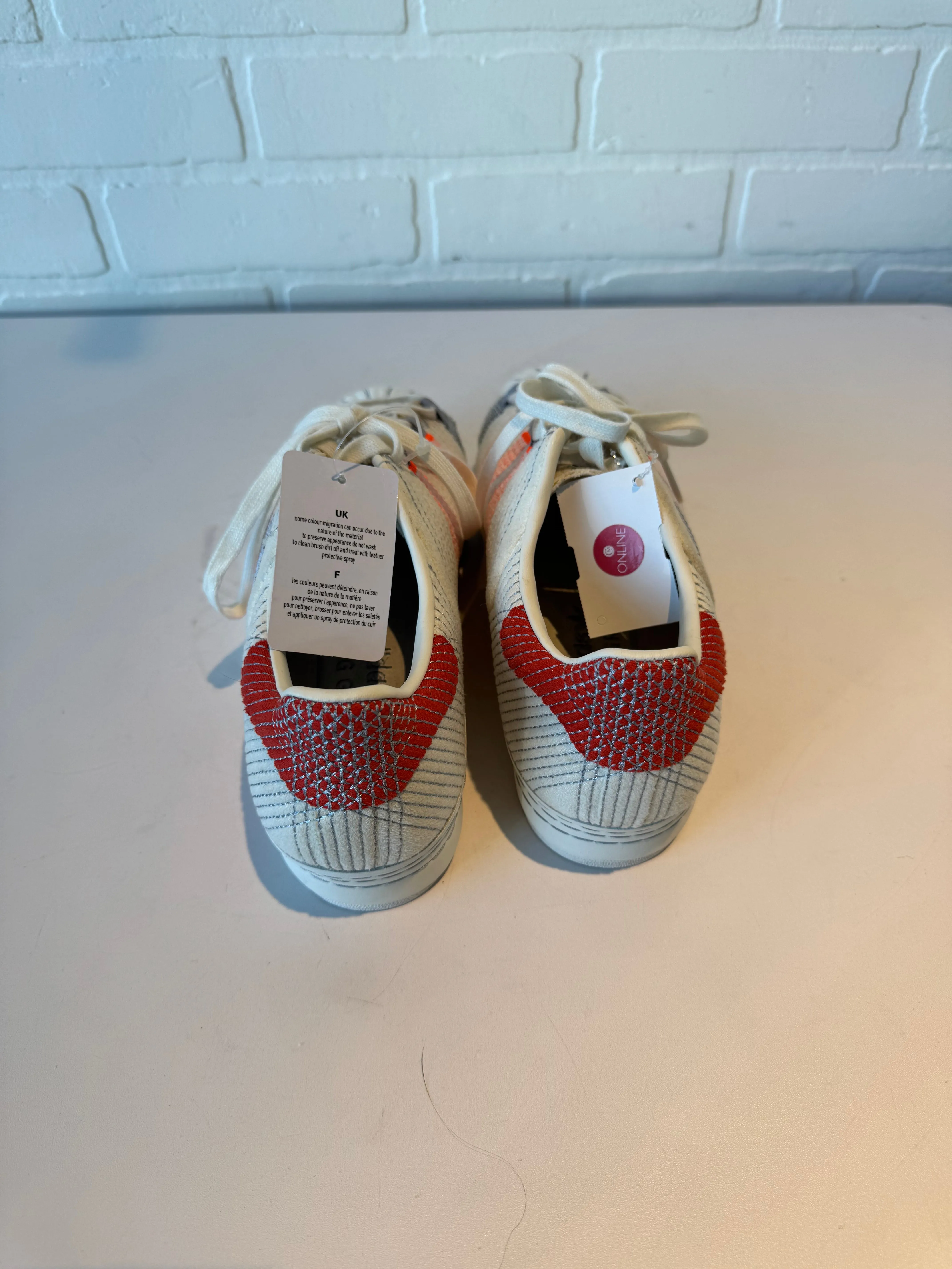 Chaussures Sneakers par Adidas en orange et blanc, Taille : 8