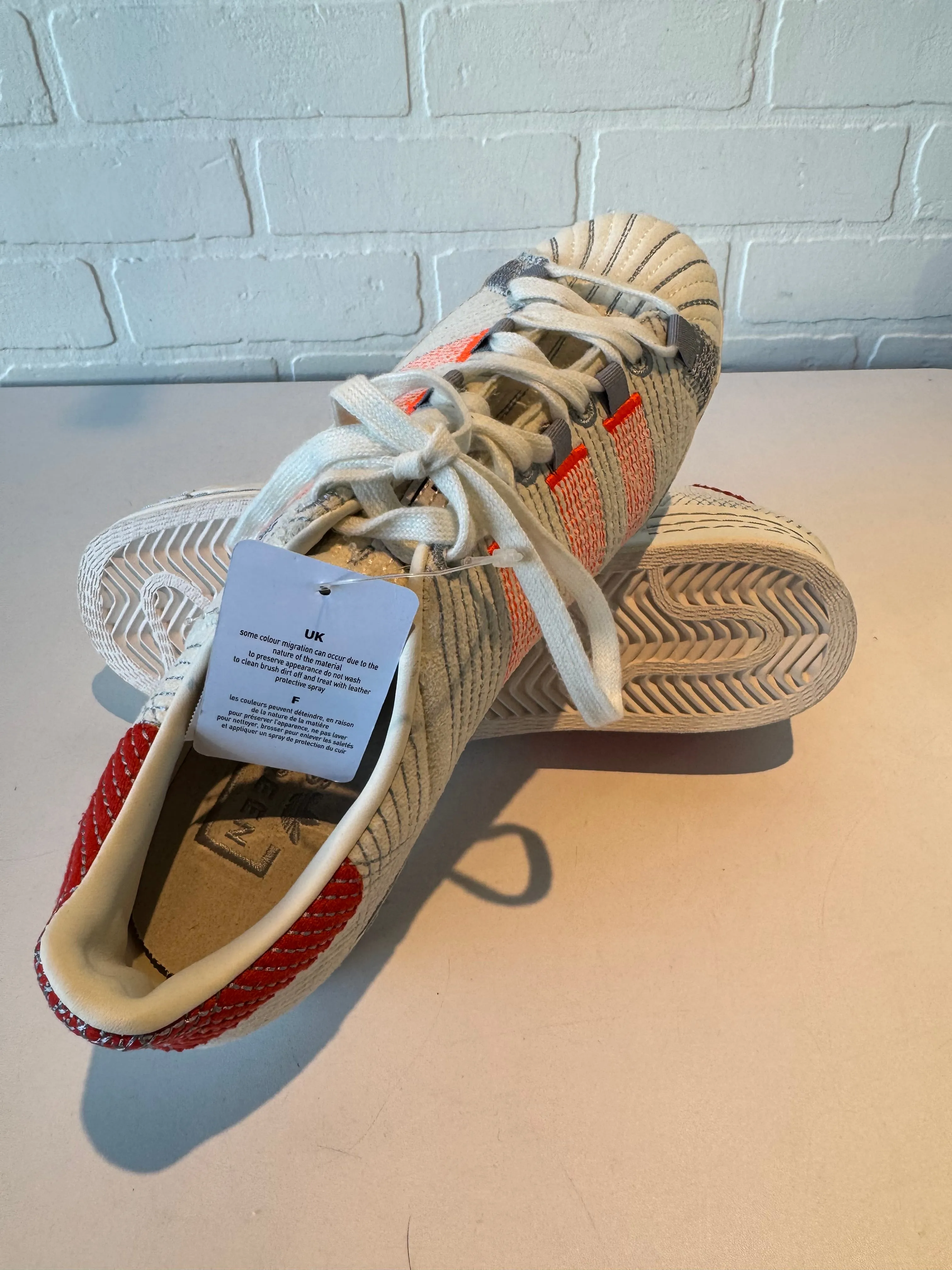Chaussures Sneakers par Adidas en orange et blanc, Taille : 8