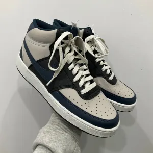 Chaussures Sneakers par Nike en Noir & Bleu, Taille : 8